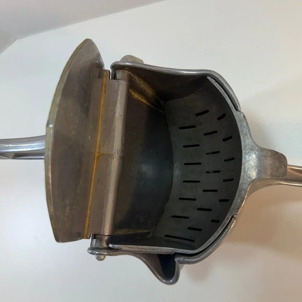 Wear-Ever Citrus Juicer Manual Hand Press Silver Vintage Aluminum No. 334 USA